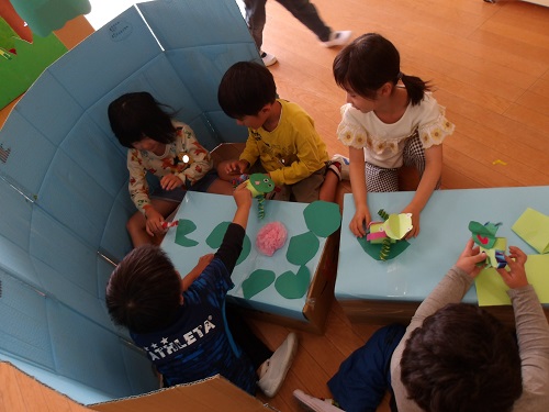 5歳児作ったかえるで遊ぶ様子