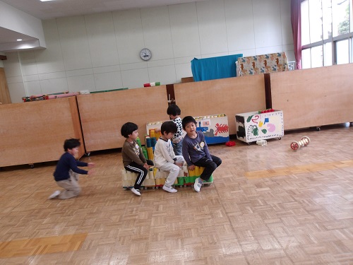 5歳児Bブロックで作った乗り物に3人で乗って楽しむ様子