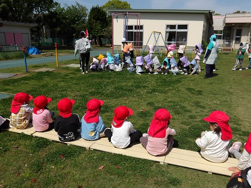 4,5歳児が避難している様子を3歳児が見ているところ