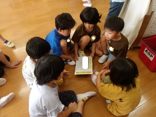 5歳児がリレーの作戦会議をしている様子