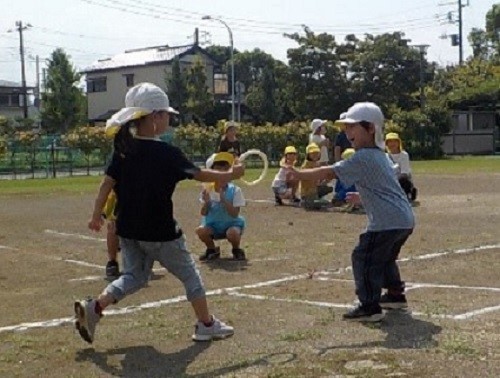 5歳児がリレーをしている様子