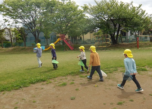 5歳児が虫取り網をもって生き物探しに出かけるところ