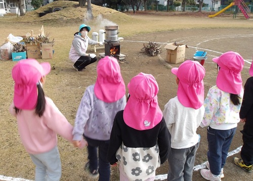 もち米を蒸している様子を見る4歳児