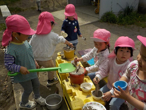 4歳児が水と土を混ぜてコーヒーを作っているところ