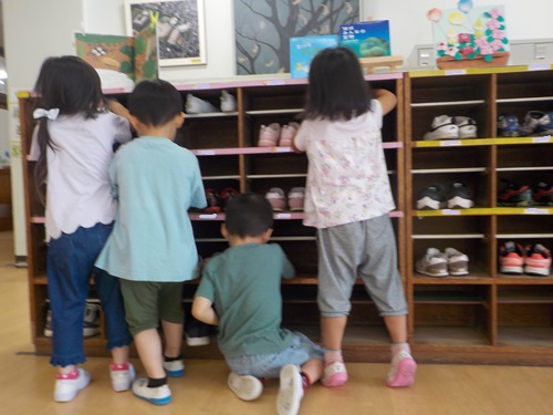 4歳児が靴箱掃除をしている