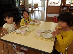 3歳児が給食を食べている