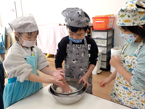 もちごめを研いでいる様子