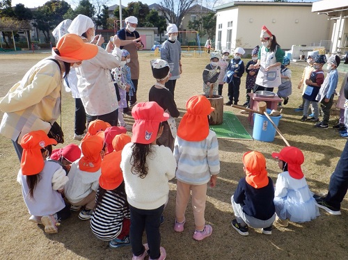 もちをつく様子