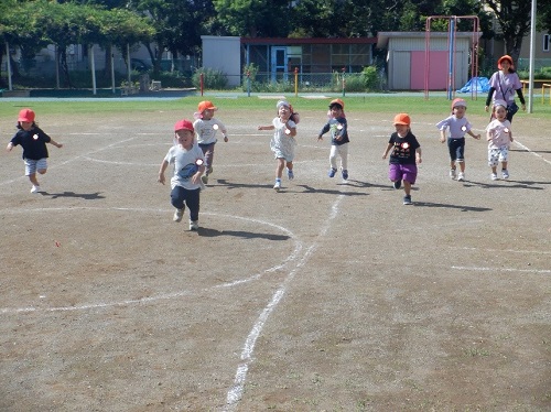 3歳児がかけっこをしている様子