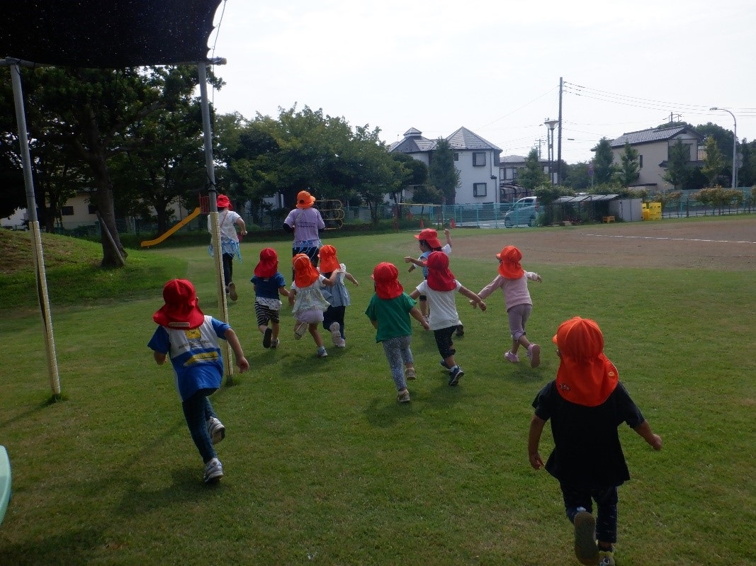 3歳児がしっぽとりをする様子