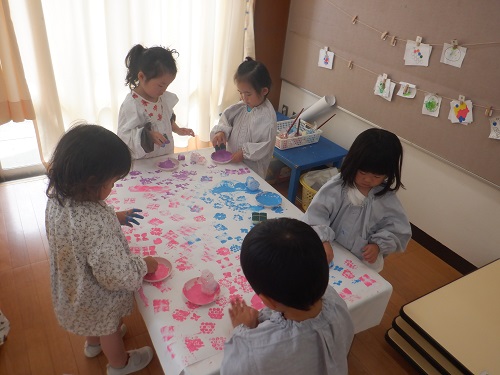 3歳児がスタンピングを楽しむ様子