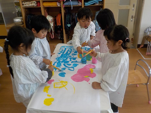 4歳児絵の具遊びを楽しむ様子