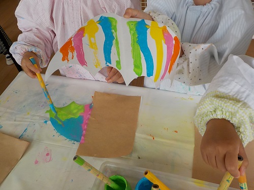 4歳児デカルコマニー技法で傘作りを楽しむ様子