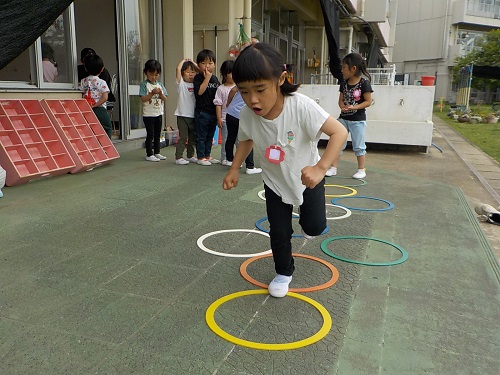 4歳児テラスでフープ遊びをする様子