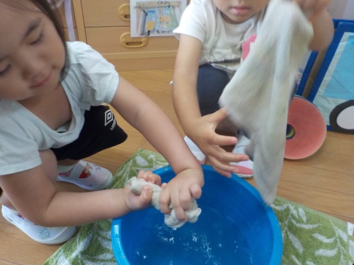 4歳児が雑巾を絞っている