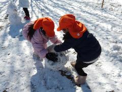 4歳児雪だるまを作っているところ