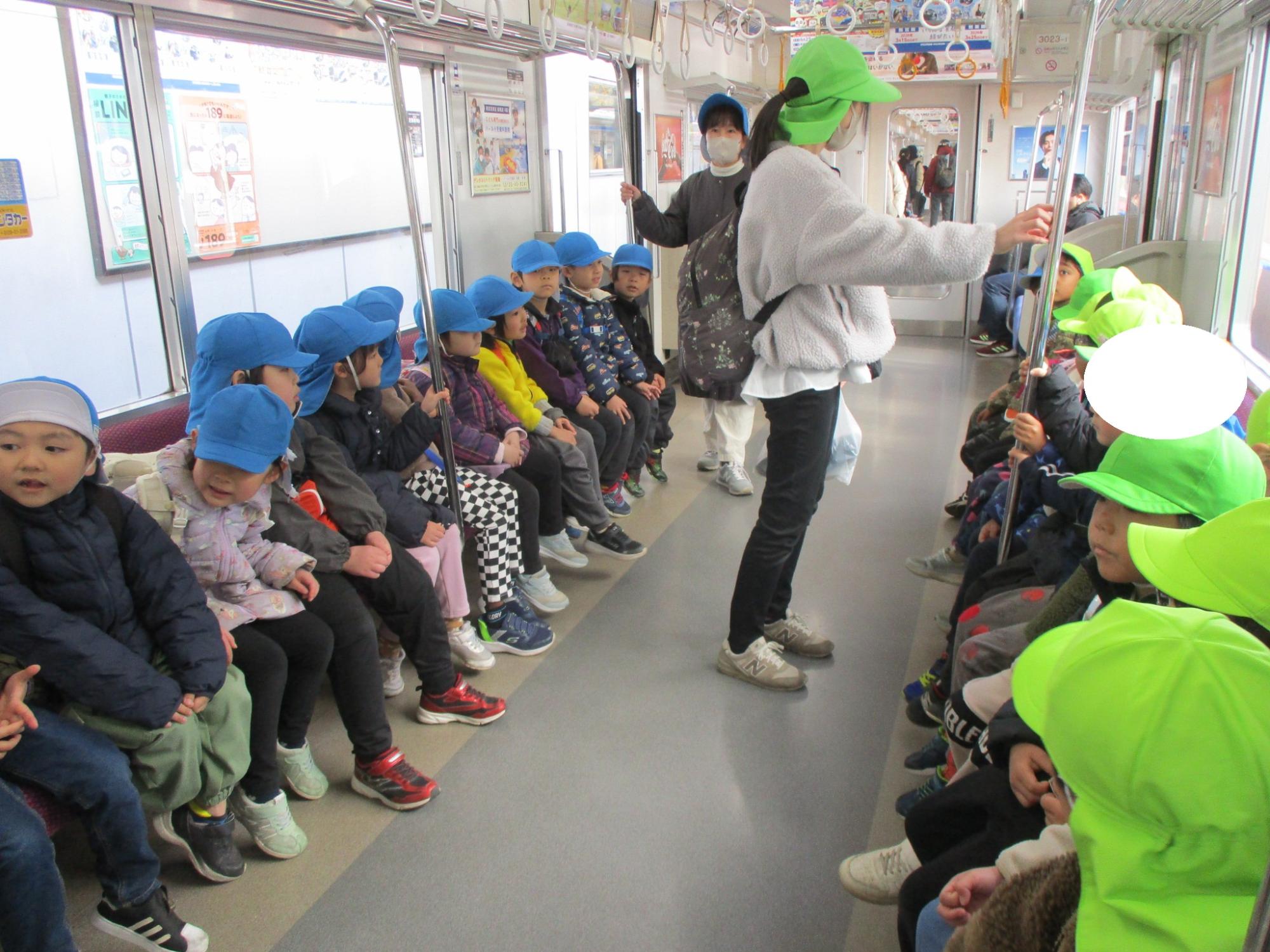 5歳児が電車に乗っているところ