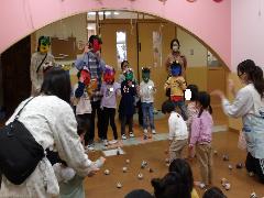 乳児組が新聞紙ボールを投げているところ