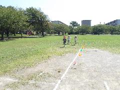 4歳児がかけっこをしているところ