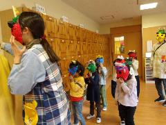 5歳児が鬼役になり、乳児を驚かせにいくところ