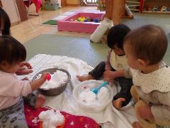 0歳児が雪を触っているところ