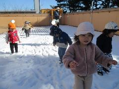 1歳児が雪の上を歩いているところ