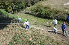 ロープを使った斜面下りに挑戦するところ