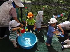 1才児が水遊びをするところ