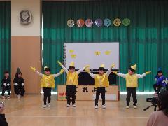 4歳児が発表会で劇遊びをしているところ