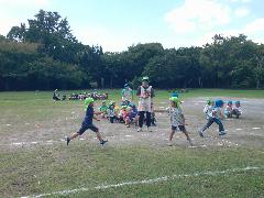 5歳児がリレーをしているところ