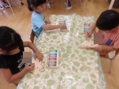 自分の顔の制作をしている様子
