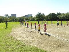 公園で踊っている様子