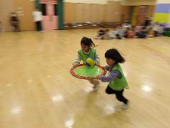 幼児組がボール運びをしているところ