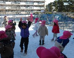 3歳児が雪をまきあげて楽しんでいるところ