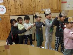 3歳児が表現あそびをしているところ