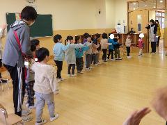 3歳児が参観を終え、保護者に手を振って分かれるところ