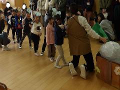 3歳児が表現あそびをしているところ