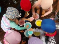 色水を混ぜて遊んでいる様子