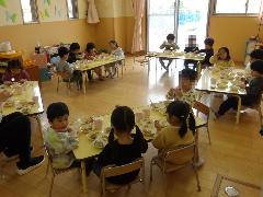 3歳児が会食をしている様子