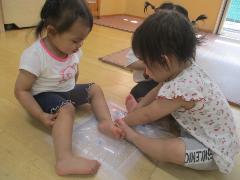 ウォーターマットで遊んでいる様子