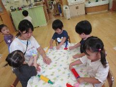米粉粘土で遊んでいる様子