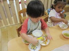 スプーンを使って給食を食べている様子