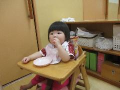 手づかみで給食を食べている様子