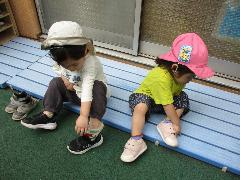 2歳児が戸外遊びの身支度をしているところ