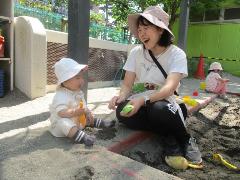 砂遊びをしている様子