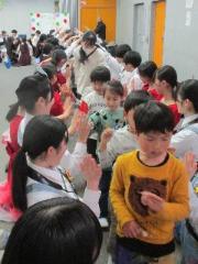 コンサートの最後に高校生とタッチをしているところ