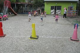 3歳児が園庭でかけっこをしているところ