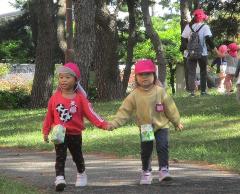 友達と手をつないで歩く3歳児