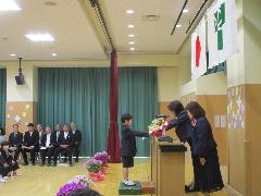 園長先生から証書をもらっているところ