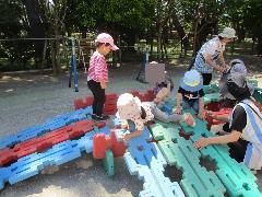 2歳児がマルチパネルで遊んでいる様子